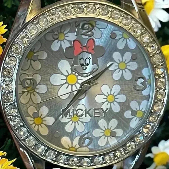 Minnie Mouse RARE Women's Watch with White Band and Daisy Pattern. Needs battery - Picture 2 of 6